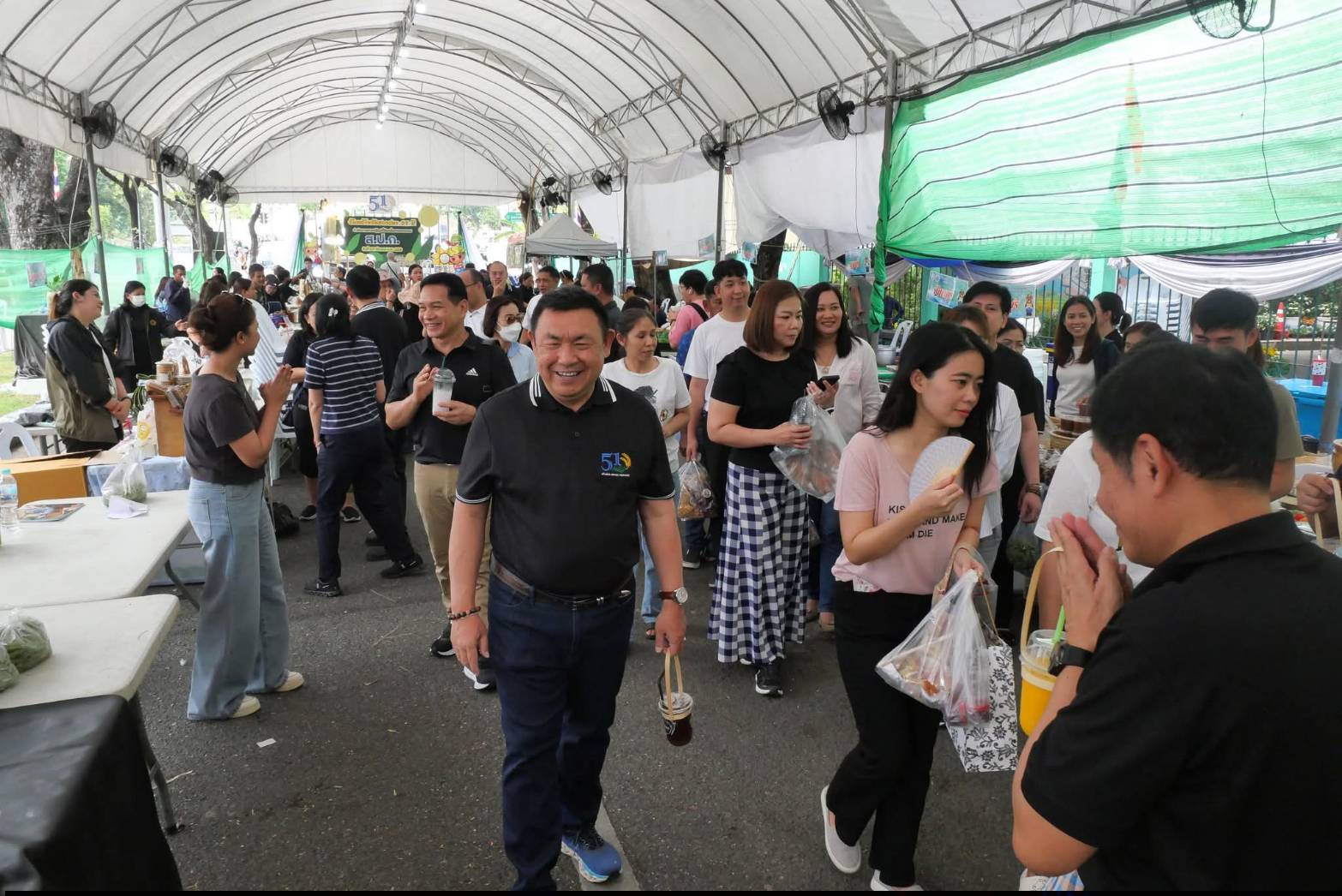 title - เลขาธิการ ส.ป.ก. เยี่ยมทักทายเกษตรกรและซื้อสินค้าในบรรยากาศวันสุดท้ายของการออกร้านขายสินค้า จากเขตปฏิรูปที่ดิน ส่งท้ายงานครบรอบ 51 ปี ส.ป.ก. ณ สำนักงานการปฏิรูปที่ดินเพื่อเกษตรกรรม